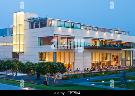 Le Virginia Museum of Fine Arts de nuit avec les gens boire et manger sur le patio. Banque D'Images