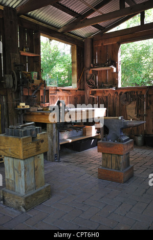 Log Cabin Village Museum, Fort Worth, Texas, USA - blacksmith shop Banque D'Images