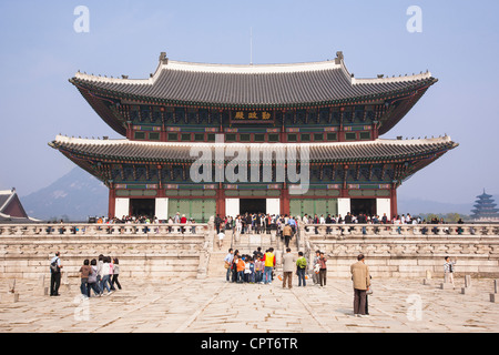 Les touristes affluent à Geunjeong Hall, qui est la salle du trône du Palais de Gyeongbok à Séoul, en Corée du Sud. Banque D'Images