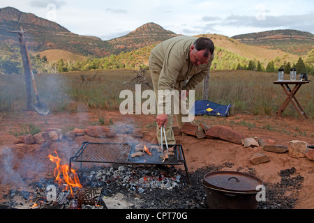 Dîner de cuisine Guide sur le Country Comfort Adelaide en Australie du Sud de Flinders, avec les montagnes de Wilpena Pound derrière Banque D'Images