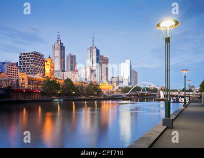 Toits de Melbourne au début un soir d'été, tout comme les lumières commencent à s'allumer, reflétant dans la rivière Yarra. Banque D'Images