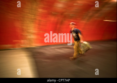 Auber est rouge, l'ancien et du corridor de l'ofAuber picturale colorée RER (métro) à Paris Banque D'Images