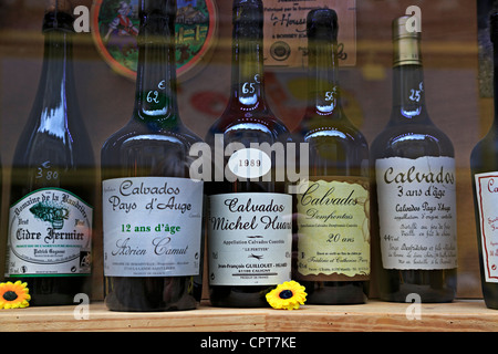 Afficher la fenêtre de Calvados. Pomme est faite en Basse-normandie de spécialement fait du cidre. Banque D'Images