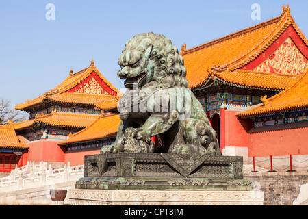 Une lionne en bronze gardant l'approche de l'est à l'GTAE de l'harmonie suprême dans la Cité interdite à Pékin, Chine Banque D'Images