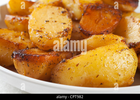 Pommes de terre grecque, aromatisée à l'ail, le citron et l'origan. Banque D'Images