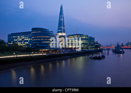 Vue sur la Tamise vers London Bridge, Londres, Angleterre Banque D'Images