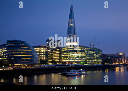 Vue sur la Tamise vers London Bridge, Londres, Angleterre Banque D'Images