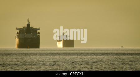 WESER vraquier et autres tanker ancrée au large de Vancouver, BC, Canada Banque D'Images