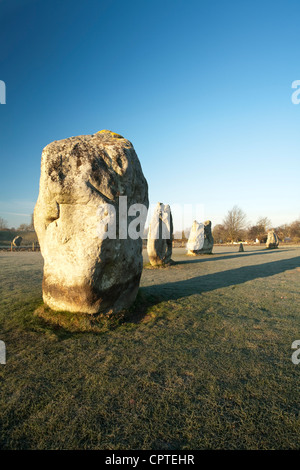 L'aube par un froid matin d'hiver glacial, au cercle d'Avebury, Wiltshire, Royaume-Uni Banque D'Images