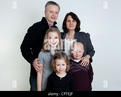 Portrait de famille avec deux filles et fils du syndrome de Down Banque D'Images