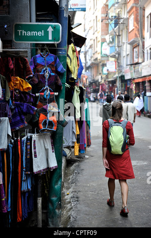 Touriste marche le long de la rue de Thamel à Katmandou, Népal Banque D'Images