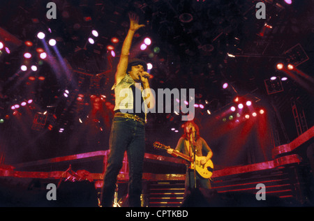 AC/DC, groupe de rock australien, formé en 1973, lors d'un concert, le chanteur Brian Johnson et le guitariste Malcolm Young, vers 1990, Banque D'Images