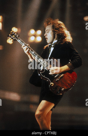 AC/DC, groupe de rock australien, formé en 1973, guitariste Angus Young en tête lors d'un concert, vers 1990, Banque D'Images