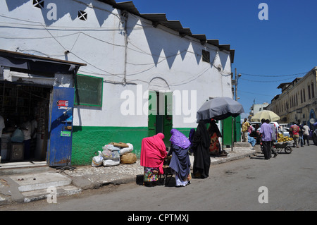 Une scène de rue impliquant des vendeurs de fruits à l'extérieur de la mosquée Hamoudi à Djibouti, en Afrique de l'est. Banque D'Images