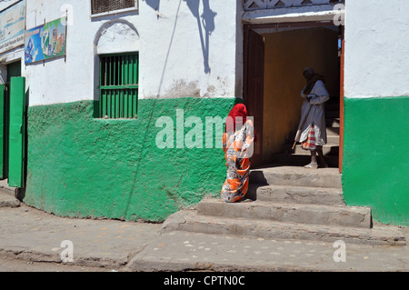 Une femme marche sur les marches jusqu'à la mosquée Hamoudi à Djibouti, Djibouti, en Afrique de l'est. Banque D'Images