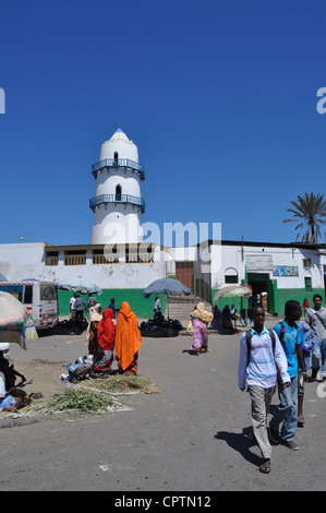 Un marché local à l'extérieur de la mosquée Hamoudi dans le centre de la ville de Djibouti, Djibouti, la Corne de l'Afrique. Banque D'Images