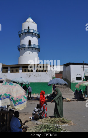 Un marché local à l'extérieur de la mosquée Hamoudi dans le centre de la ville de Djibouti, Djibouti, la Corne de l'Afrique. Banque D'Images