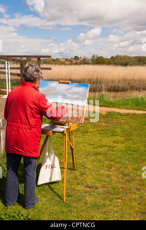 Une femme peintre la peinture d'une scène de paysage au Snape Maltings , Suffolk , Angleterre , Angleterre , Royaume-Uni Banque D'Images