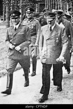 Pavelic, Ante, 14.9.1889 - 28.12.1959, politicien croate (Ustase), pleine longueur, avec Adolf Hitler, dans le siège d'Hitler à Ratenburg, vers 1942, derrière lui: Wilhelm Keitel, Banque D'Images