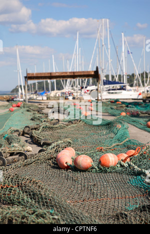 Les filets de pêche et les chaluts le séchage sur le quai dans le port de Skagen, Danemark Banque D'Images