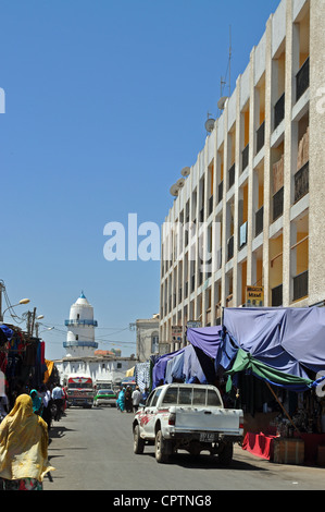 Scène de rue dans la ville de Djibouti, avec la mosquée historique de Hamoudi au bout de la route. Bleu Banque D'Images