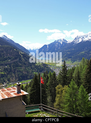 Vue sur les alpes suisses depuis le train Bernina Express avec la ville et le lac de Poschiavo dans la distance Banque D'Images