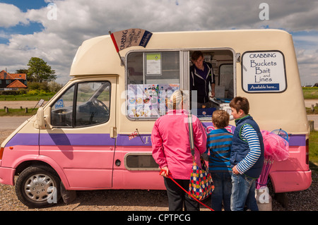 Une famille qui achète des glaces à partir d'un van à Walberswick , Suffolk , Angleterre , Angleterre , Royaume-Uni Banque D'Images