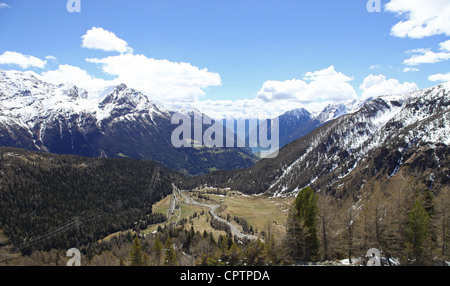 Vue sur les alpes suisses depuis le train Bernina Express avec le lac Poschiavo dans la distance et la gare de Alp Grum Banque D'Images