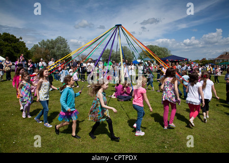 Danse traditionnelle Maypole in Ringmer, Fete, Sussex, Angleterre Banque D'Images