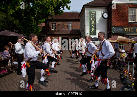 Brighton Morris Men d'effectuer en dehors de la Pub Dorset à Lewes, dans le Sussex, Angleterre Banque D'Images