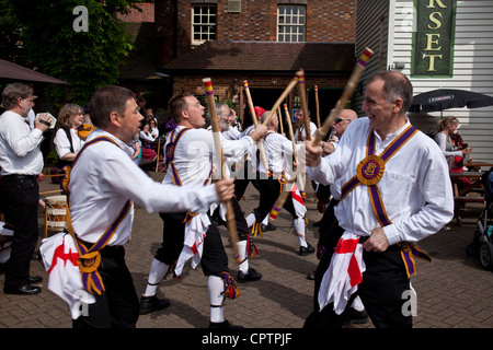 Brighton Morris Men d'effectuer en dehors de la Pub Dorset à Lewes, dans le Sussex, Angleterre Banque D'Images