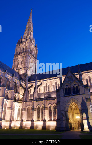 La cathédrale de Salisbury courts sur une bonne soirée d'hiver. Son élégant clocher médiéval pointant vers le ciel. Wiltshire, Angleterre, Royaume-Uni. Banque D'Images