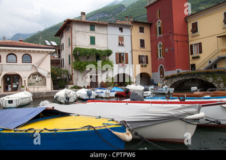 Petit Port à Cassone Malcesine Lac de Garde Lac de Garde Italie Italia Banque D'Images