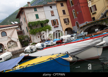 Petit Port à Cassone Malcesine Lac de Garde Lac de Garde Italie Italia Banque D'Images