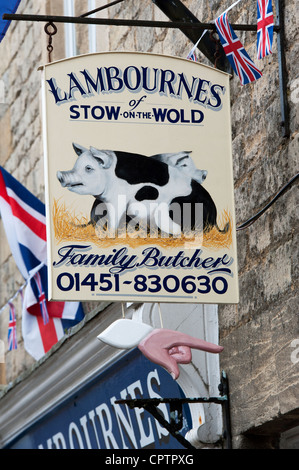 La famille signe , Lambournes bouchers Stow on the Wold, Cotswolds, Gloucestershire, Angleterre Banque D'Images