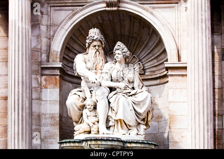 Danubius Brunnen Fontaine par Moritz von Löhr à Vienne - l'Danunbe Fontaine fait partie de l'édifice Albertina Banque D'Images