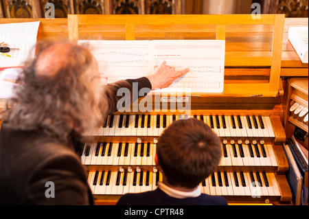 Un garçon de 12 ans de scolarité ayant sur la lecture d'un point d'orgue de l'église avec l'accent sur la musique au Royaume-Uni Banque D'Images