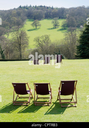 Des chaises longues et des arbres dans le parc de Polesden Lacey Gardens, Surrey Banque D'Images