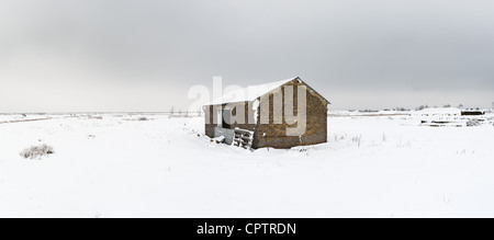 Neige en hiver s'agit de la péninsule Hoo, Kent en Angleterre. De vue le quatrième aéroport de London. Banque D'Images