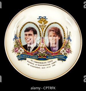 1986 plaque souvenir par la poterie Prinknash pour commémorer le mariage royal entre S.A.R. le Prince Andrew et Sarah Ferguson Banque D'Images