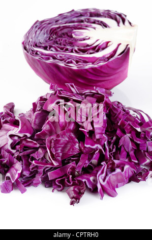 Couper le chou violet sur fond blanc Banque D'Images