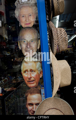 Des masques les membres de la famille royale britannique, y compris la Reine en haut, apparaissent dans une vitrine dans le centre de Londres avant d'un week-end de célébrations nationales pour le monarque. Banque D'Images