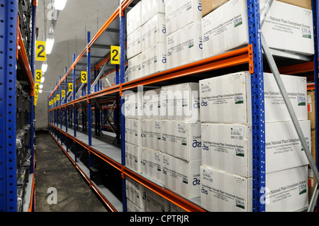 Une vue vers le bas une allée dans une des chambres de stockage le Svalbard Global Seed Vault. Banque D'Images