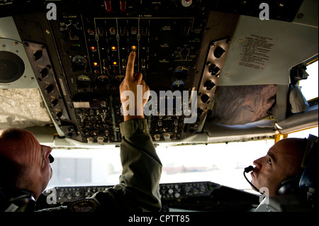 Le commandant d'aéronef KC-135R Stratotanker, le Maj. Jason Oswald, et le commandant de bord Ryan Romano, 191e Escadron de ravitaillement en vol, 151e Escadre de ravitaillement en vol, se préparent pour une mission de ravitaillement avec DES Thunderbolts A-10 du 124e vol de soutien des opérations à la sortie de Gowen Field, dans l'Idaho, le 10 mai 2012. La 151e Escadre de ravitaillement en carburant aérien soutient régulièrement les opérations aériennes dans l'ouest des États-Unis. Banque D'Images