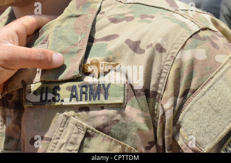 Un parachutiste des forces armées jordaniennes épingle des ailes de saut jordaniennes à l'uniforme d'un soldat américain dans une formation tenue après l'exercice impatiente Lion 2012 saut d'amitié. Eager Lion 12 est un exercice militaire multilatéral axé sur le renforcement des relations militaires et la promotion de la coopération entre les nations participantes. Banque D'Images