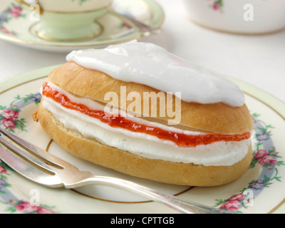 Doigt glacé Crème bun givré rempli avec de la confiture Banque D'Images