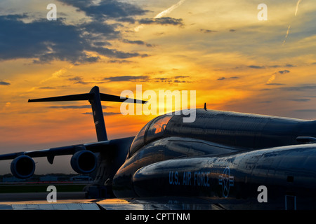 Le soleil se couche sur un avion de la US Air Force T-38 et un C-17 à la 128e Escadre de ravitaillement en vol, la Garde nationale aérienne du Wisconsin, le 11 mai 2012. Le T-38 de la Whiteman AFB, Missouri, et le C-17 de la base de la Garde nationale Stewart Air, New York, sont à Milwaukee pour l'exposition militaire des Forces armées de 2012. L'exposition militaire est l'événement de lancement qui célèbre la semaine des forces armées dans la région de Milwaukee. Banque D'Images