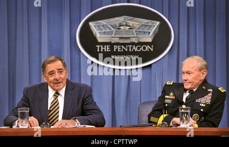 Le secrétaire à la Défense Leon E. Panetta et le président des chefs d'état-major interarmées, le général Martin E. Dempsey, tiennent un exposé de presse au Pentagone le 10 mai 2012. Banque D'Images