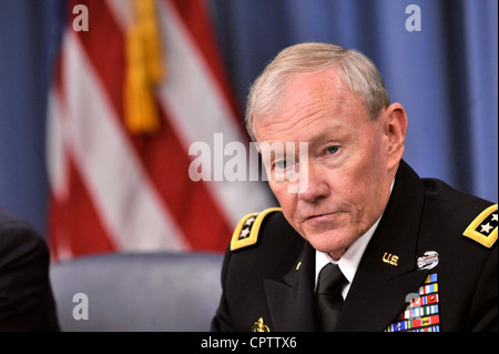Le général Martin E. Dempsey, président des chefs d'état-major interarmées, répond à une question lors d'un point de presse au Pentagone le 10 mai 2012. Banque D'Images