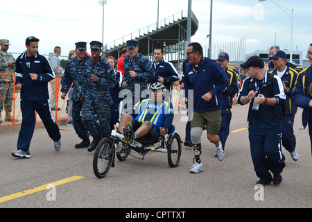 Les marins de la Marine et de la Garde côtière et de la Réserve de l'Académie de l'Armée de l'Air applaudissent le Mate de la 1re classe de Boatswain à la retraite Jim Caseneda pendant la compétition de cyclisme, l'un des six événements en compétition dans le jour d'ouverture des Jeux Warrior 2012. Banque D'Images